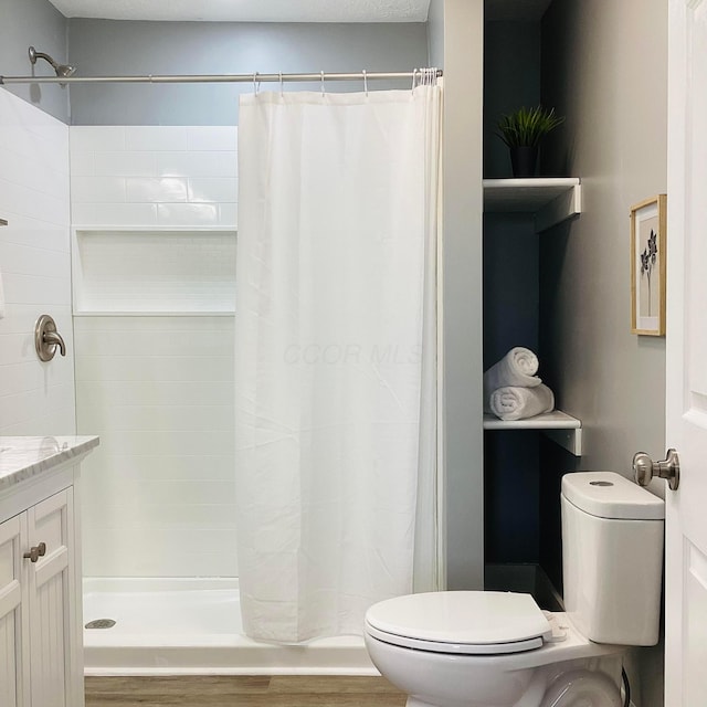 652 E 6th Ave, Lancaster, OH 43130 - full bathroom with a tile shower, wood finished floors, and vanity