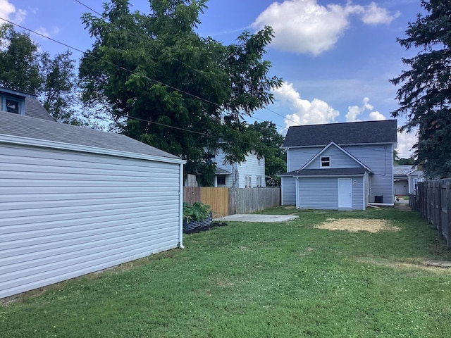 652 E 6th Ave, Lancaster, OH 43130 - fenced backyard with an outbuilding