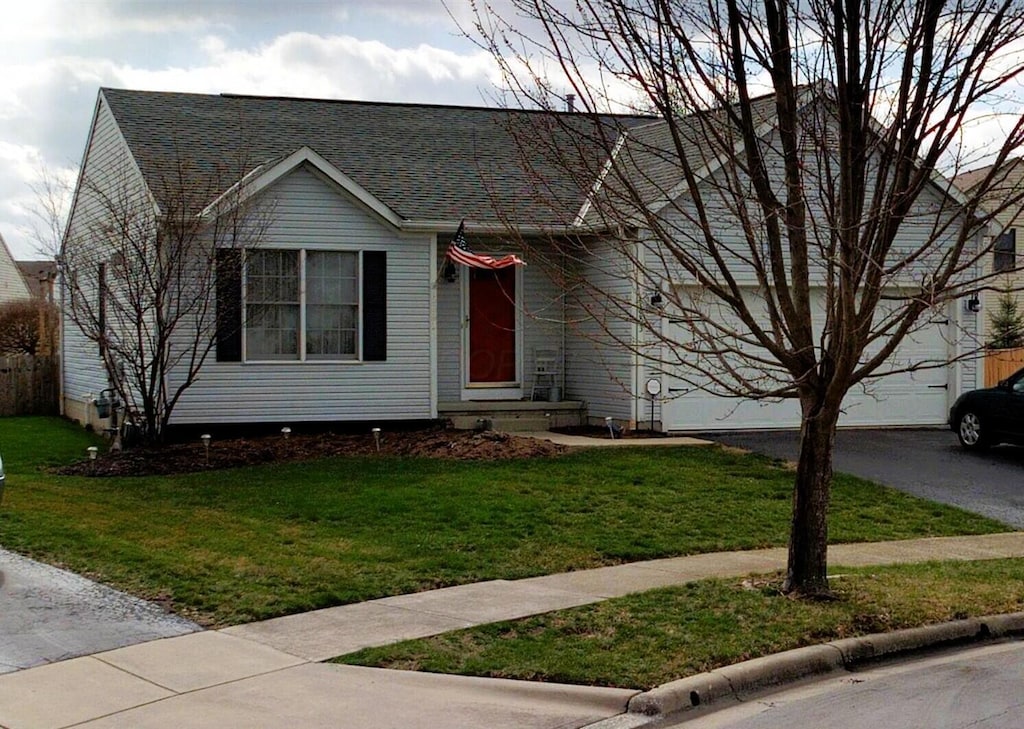 5683 Duchess Ct, Galloway, OH 43119 - view of front facade featuring a front yard and a shingled roof