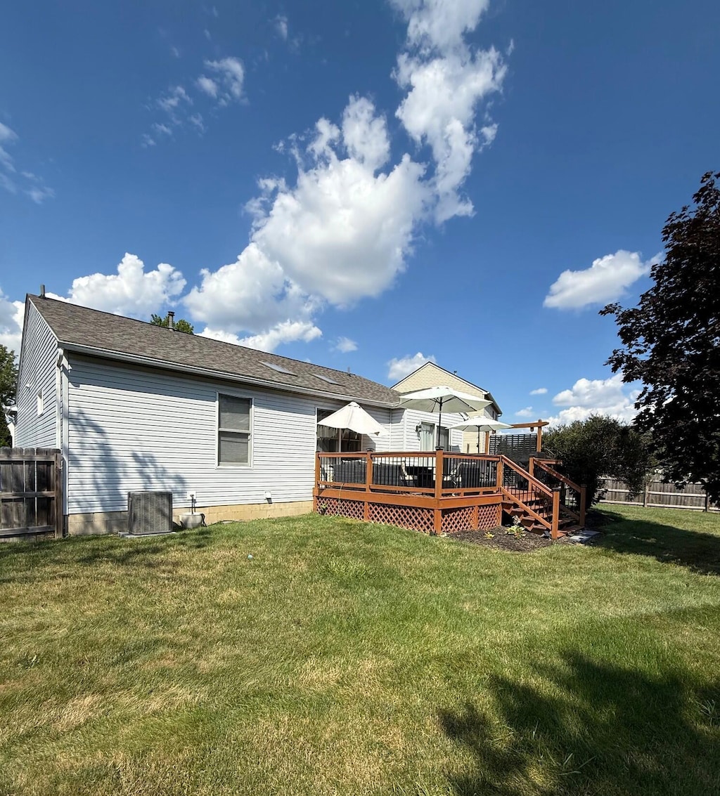 5683 Duchess Ct, Galloway, OH 43119 - rear view of property featuring a wooden deck