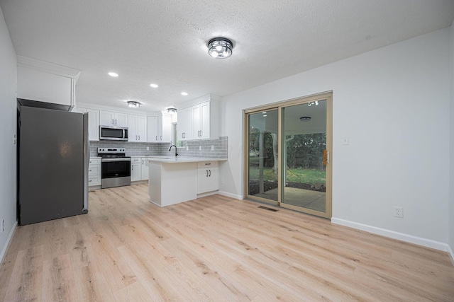 260 Old Coach Pl, Canal Winchester, OH 43110 - kitchen featuring stainless steel appliances, light wood finished floors, a peninsula, light countertops, and recessed lighting