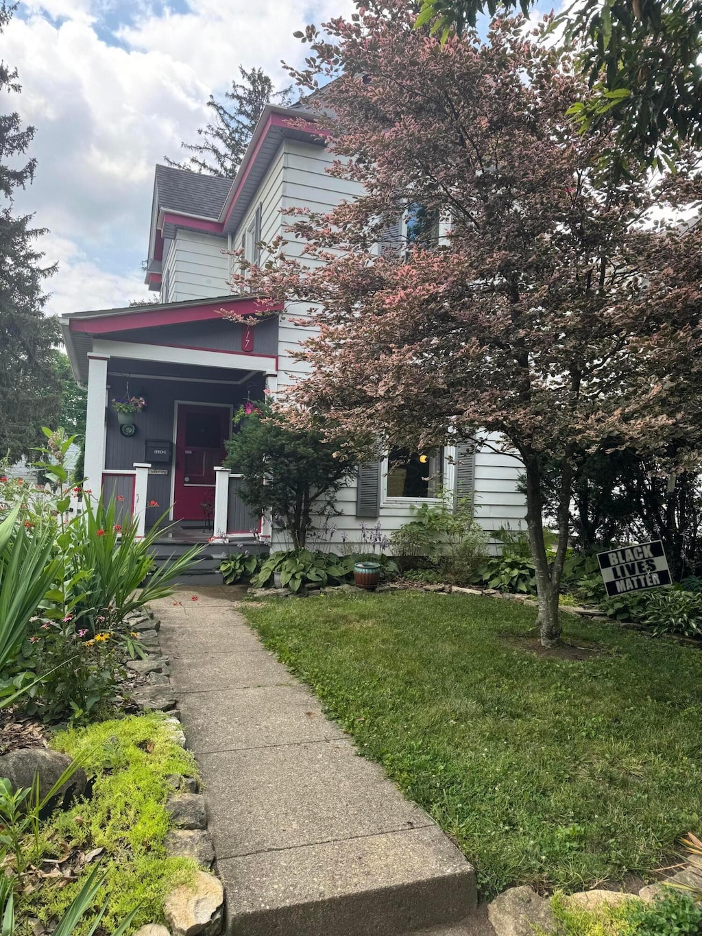 117 W Como Ave, Columbus, OH 43202 - view of front of house featuring covered porch and a front yard