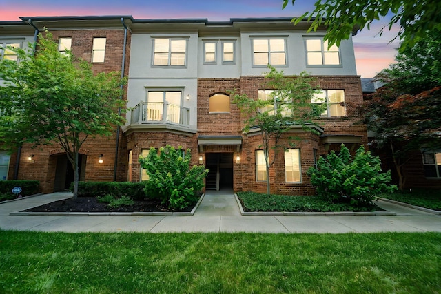 29 Victorian Gate Way, Columbus, OH 43215 - multi unit property with brick siding, a balcony, and stucco siding