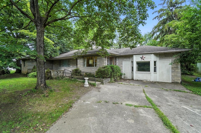 5050 Bixby Rd, Groveport, OH 43125 - ranch-style house featuring stone siding and driveway