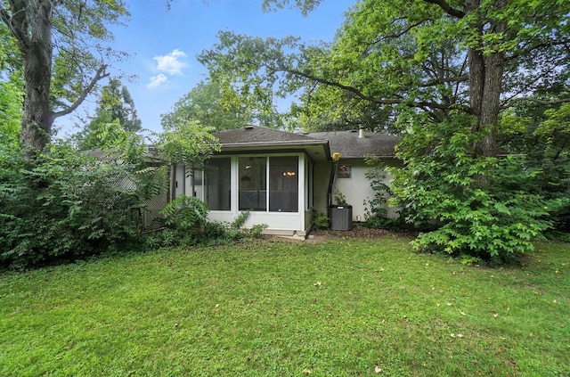 5050 Bixby Rd, Groveport, OH 43125 - back of property featuring a lawn, a sunroom, and stucco siding