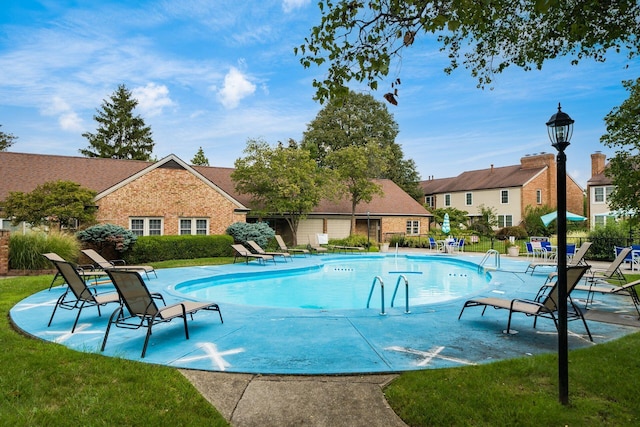5110 Schuylkill St Unit 33-10, Columbus, OH 43220 - community pool featuring a patio area