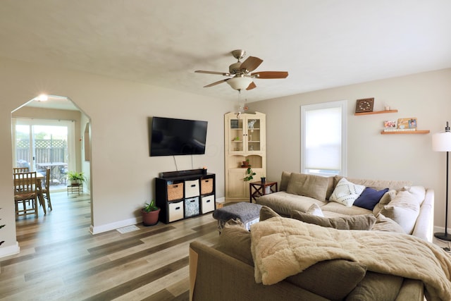 822 Rutter Ave, Lancaster, OH 43130 - living area featuring a ceiling fan, light wood finished floors, and arched walkways