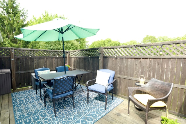 822 Rutter Ave, Lancaster, OH 43130 - fenced backyard featuring a deck and outdoor dining space