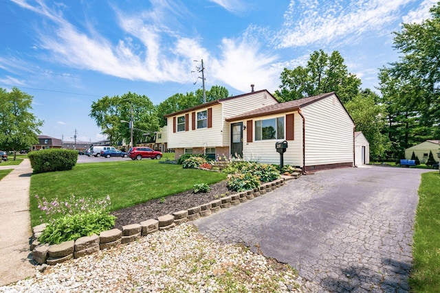 2197 Bayfield Dr, Columbus, OH 43229 - split level home featuring a front lawn
