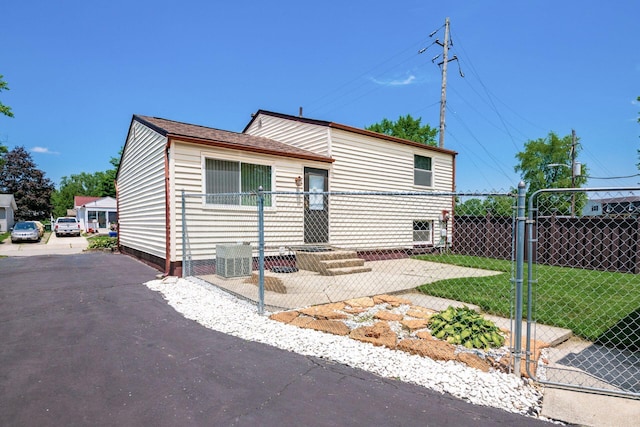 2197 Bayfield Dr, Columbus, OH 43229 - tri-level home with a gate