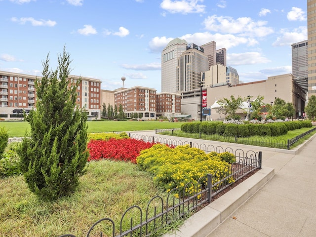 583 E Walnut St, Columbus, OH 43215 - view of property's community featuring a view of city