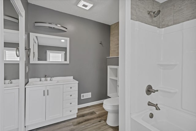 716 N Mount Pleasant Ave, Lancaster, OH 43130 - full bath featuring shower / washtub combination, vanity, and wood finished floors