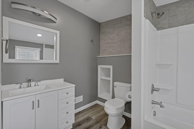716 N Mount Pleasant Ave, Lancaster, OH 43130 - full bath featuring vanity, shower / bath combination, and wood finished floors