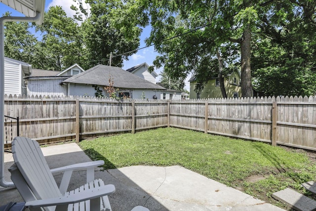 716 N Mount Pleasant Ave, Lancaster, OH 43130 - fenced backyard with a patio area