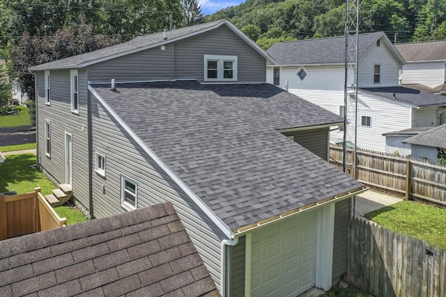 716 N Mount Pleasant Ave, Lancaster, OH 43130 - view of side of property featuring a shingled roof, a garage, and a fenced backyard