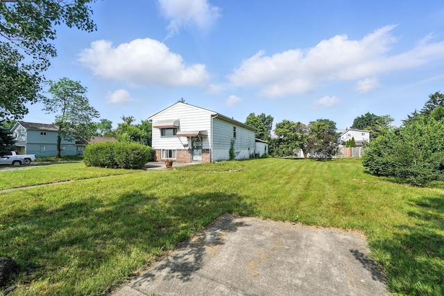 617 Athens St, Columbus, OH 43204 - view of grassy yard