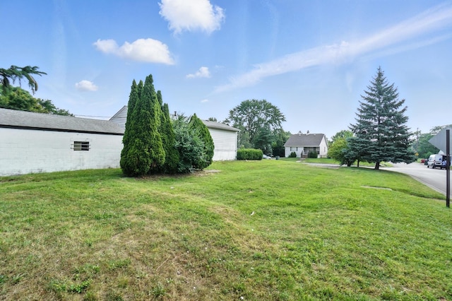 617 Athens St, Columbus, OH 43204 - view of grassy yard