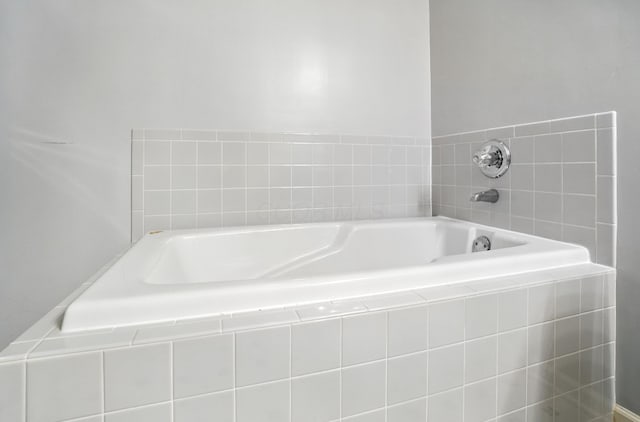 6281 Mcnaughten Place Ln Unit 24, Columbus, OH 43213 - bathroom with a garden tub