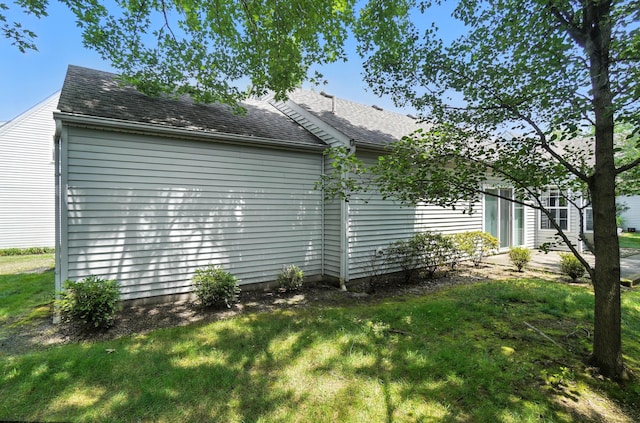 6281 Mcnaughten Place Ln Unit 24, Columbus, OH 43213 - view of side of property with a yard and roof with shingles