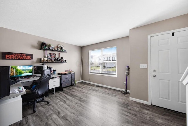5582 Freedom Run, Orient, OH 43146 - office area featuring wood finished floors and baseboards
