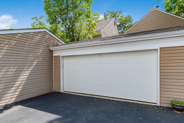 5613 Chowning Way, Columbus, OH 43213 - view of garage