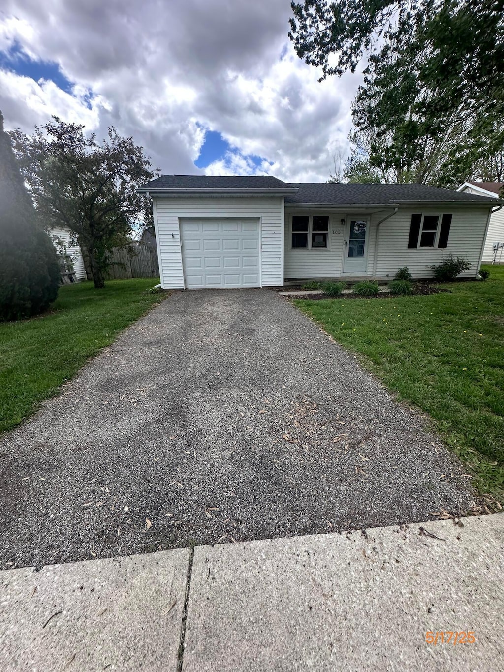 103 Andrew Ct E, London, OH 43140 - ranch-style house featuring driveway, an attached garage, and a front lawn