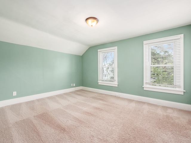 366 S Richardson Ave, Columbus, OH 43204 - bonus room featuring lofted ceiling and carpet