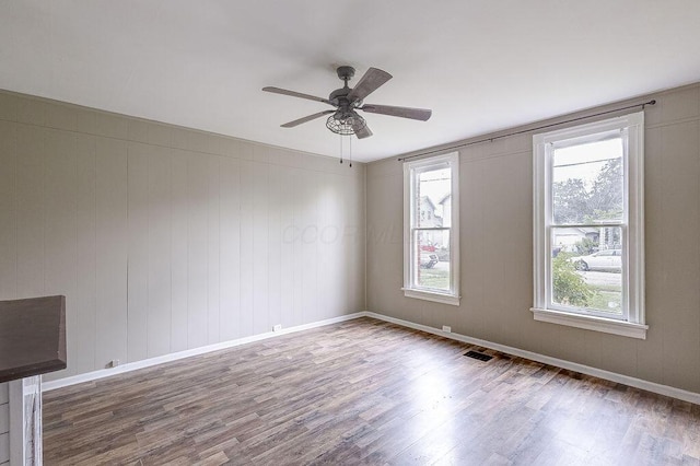 211 Buckingham St, Newark, OH 43055 - empty room with wood finished floors and a ceiling fan