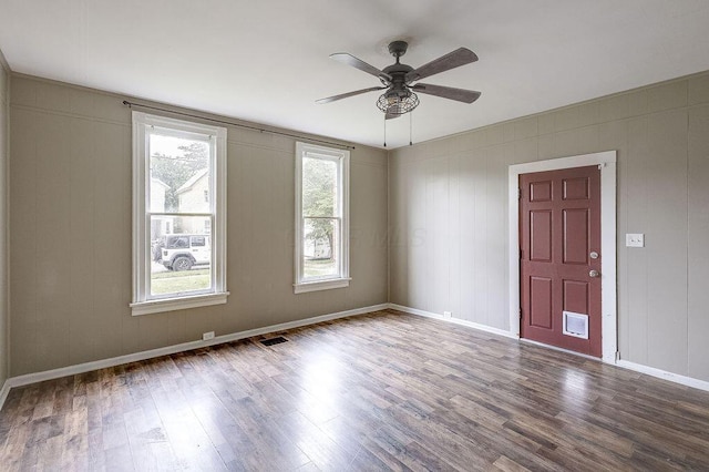 211 Buckingham St, Newark, OH 43055 - unfurnished room with wood finished floors, a ceiling fan, and a decorative wall