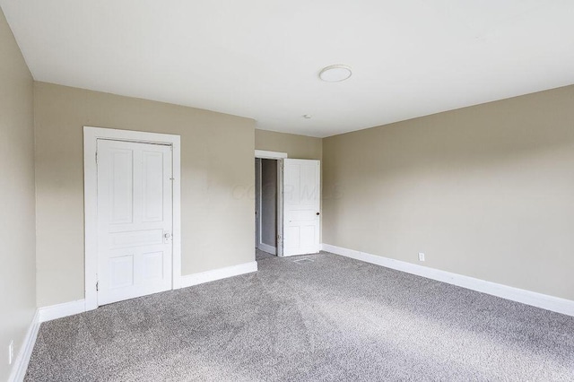 211 Buckingham St, Newark, OH 43055 - unfurnished bedroom featuring carpet and baseboards