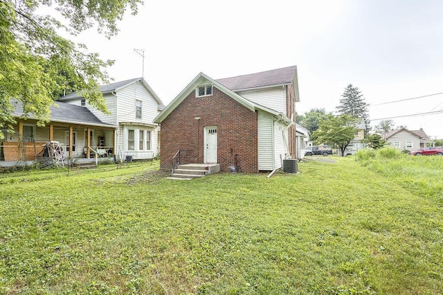 211 Buckingham St, Newark, OH 43055 - rear view of property featuring a lawn and brick siding