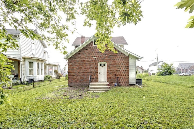 211 Buckingham St, Newark, OH 43055 - view of front of house featuring a front yard and brick siding
