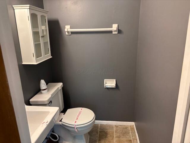 2382 Hardesty Dr S Unit Q5, Columbus, OH 43204 - bathroom featuring toilet and baseboards
