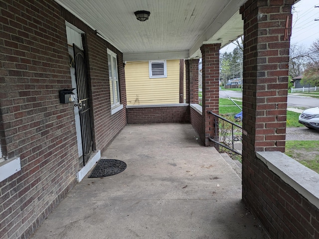 1325 Smith Rd, Columbus, OH 43207 - view of covered porch