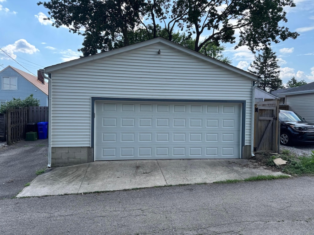814 Oxley Rd, Columbus, OH 43212 - view of garage