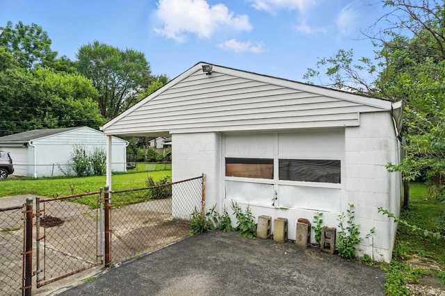 3563 Astor Ave, Columbus, OH 43227 - view of side of home with a gate and an outdoor structure