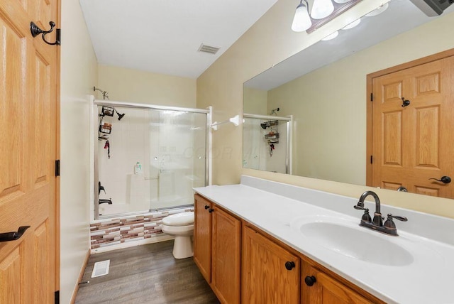 3151 Crossgate Rd, Columbus, OH 43232 - bathroom featuring vanity, bath / shower combo with glass door, and wood finished floors