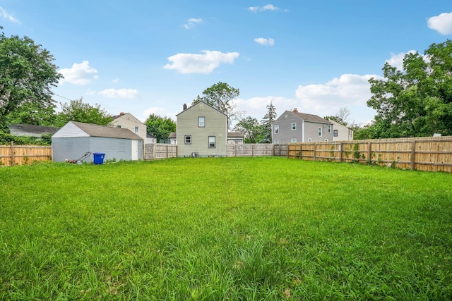 2292 Traymore Pl, Columbus, OH 43211 - fenced backyard featuring a storage shed