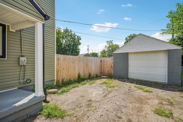 2292 Traymore Pl, Columbus, OH 43211 - detached garage featuring driveway