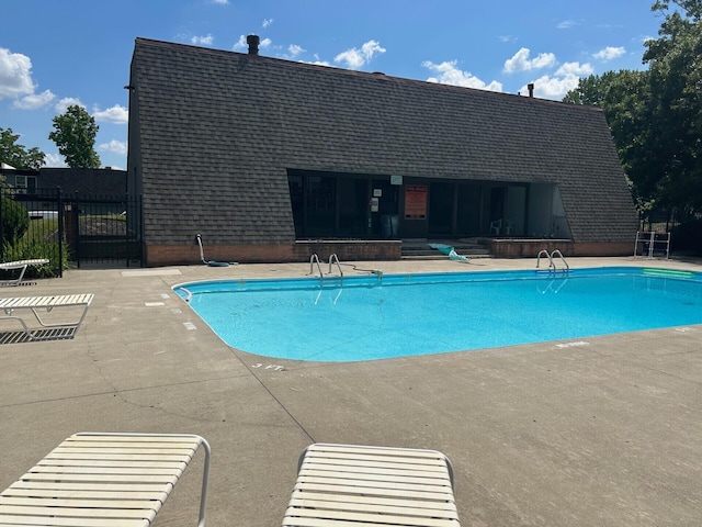 5479 Worthington Forest Pl, Columbus, OH 43229 - community pool with a patio area
