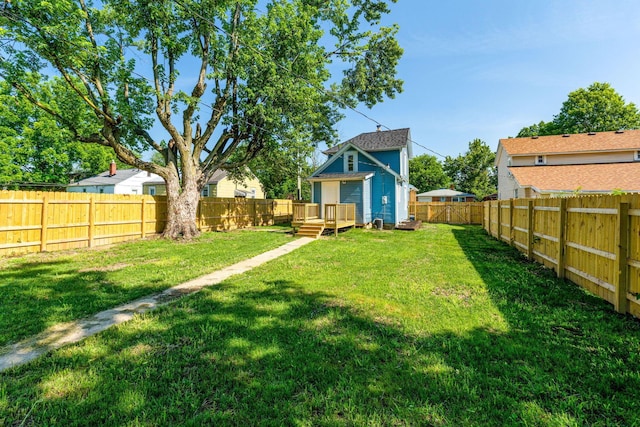 3189 E 6th Ave, Columbus, OH 43219 - fenced backyard featuring a deck