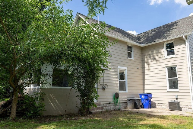 186 S Walnut St, Chillicothe, OH 45601 - back of property featuring roof with shingles