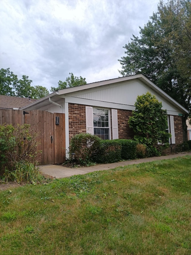 450 Williamsburg Ln Unit A, Lancaster, OH 43130 - view of front facade with brick siding