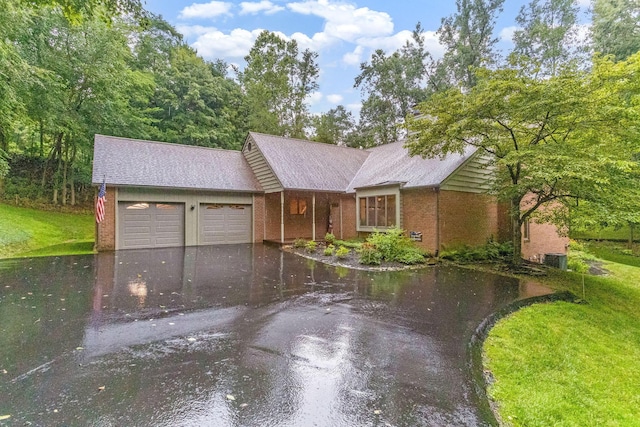 976 Hillside Dr, Newark, OH 43055 - ranch-style house featuring driveway, a garage, brick siding, and a front lawn
