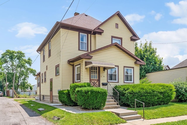 126 Dix Ave, Marion, OH 43302 - traditional home with a chimney and a front yard
