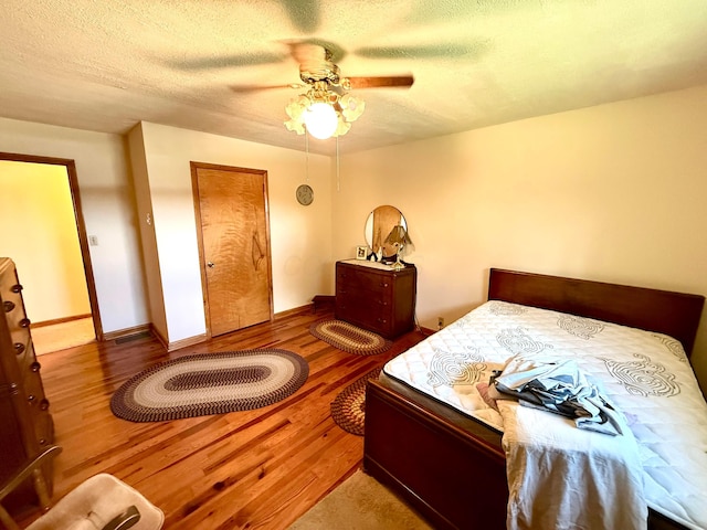 403 N Columbus St, Somerset, OH 43783 - bedroom featuring wood finished floors, a textured ceiling, and ceiling fan
