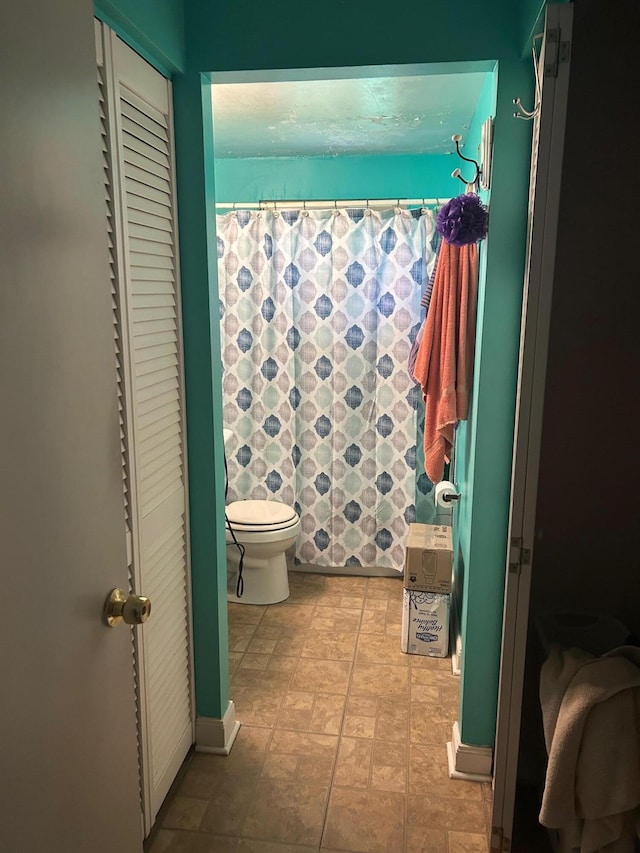 6942 Bartlett Rd, Reynoldsburg, OH 43068 - bathroom featuring a closet and a shower with shower curtain