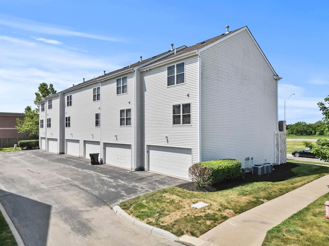 5466 Bull Creek Dr Unit 101, Dublin, OH 43016 - view of side of home with driveway and a garage