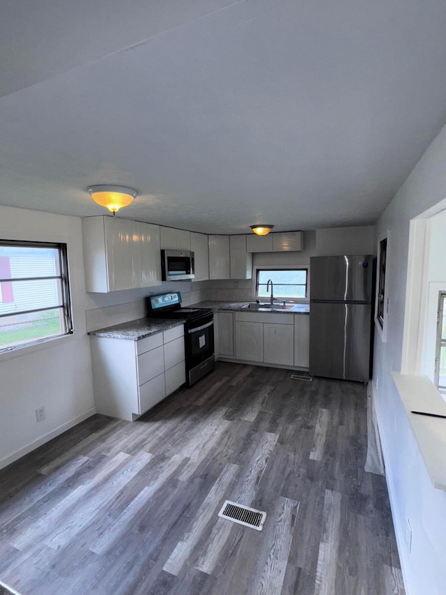 2229 Maureen Blvd N, Obetz, OH 43207 - kitchen featuring stainless steel appliances, dark wood-style floors, modern cabinets, and white cabinets