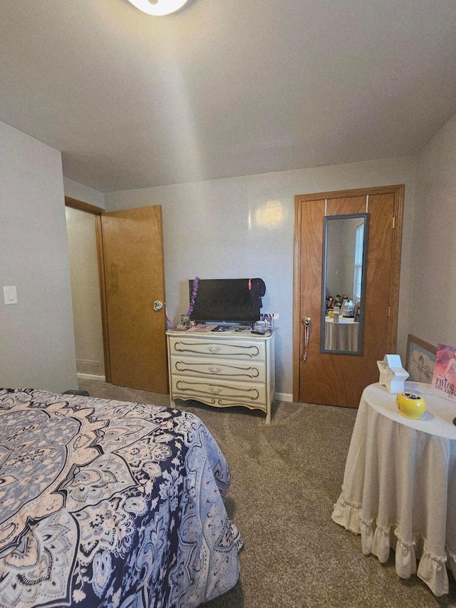112 N George St, Lancaster, OH 43130 - view of carpeted bedroom